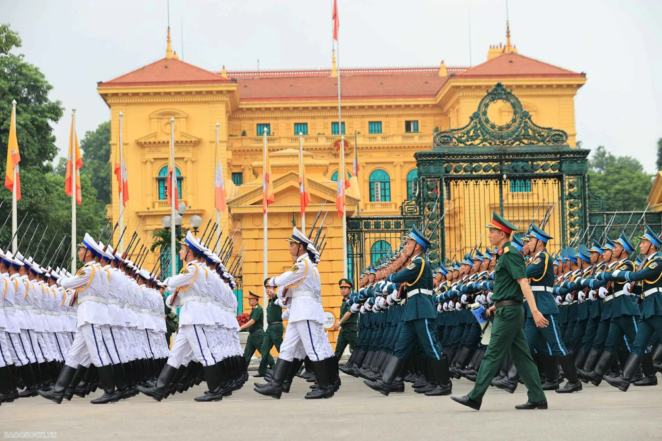 Người dân xí chỗ, chiến sĩ luyện tập trước giờ tổng hợp luyện đầu tiên tại Quảng trường Ba Đình