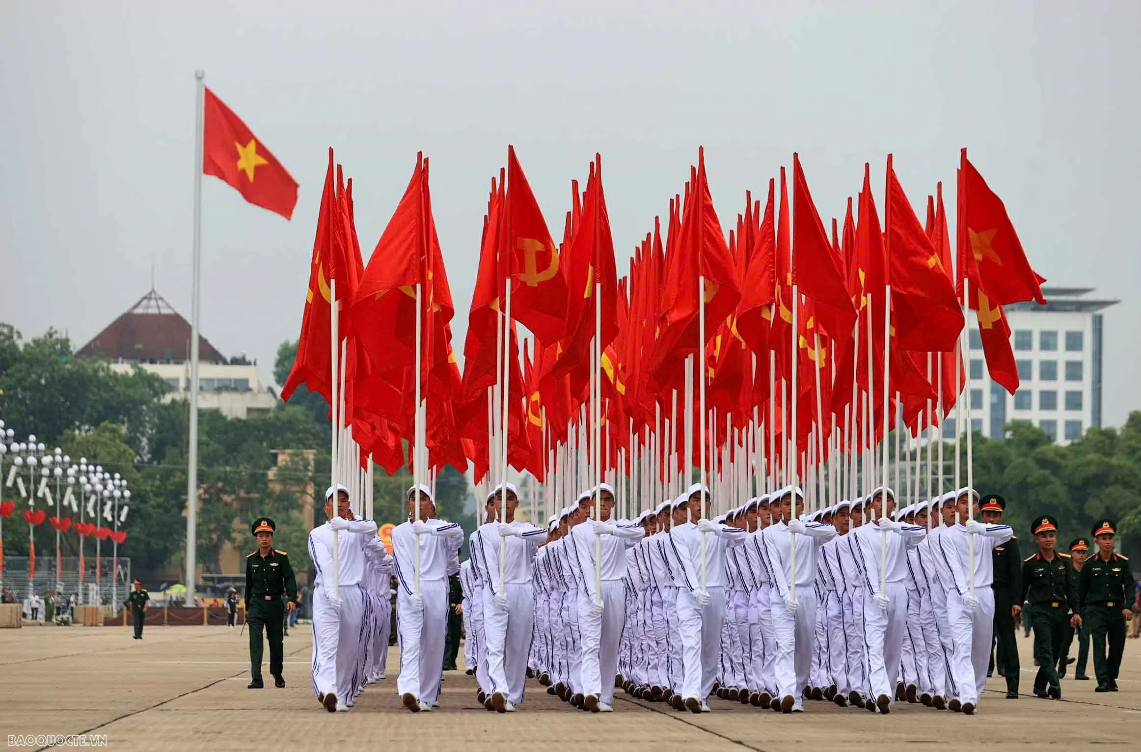 Người dân xí chỗ, chiến sĩ luyện tập trước giờ tổng hợp luyện đầu tiên tại Quảng trường Ba Đình