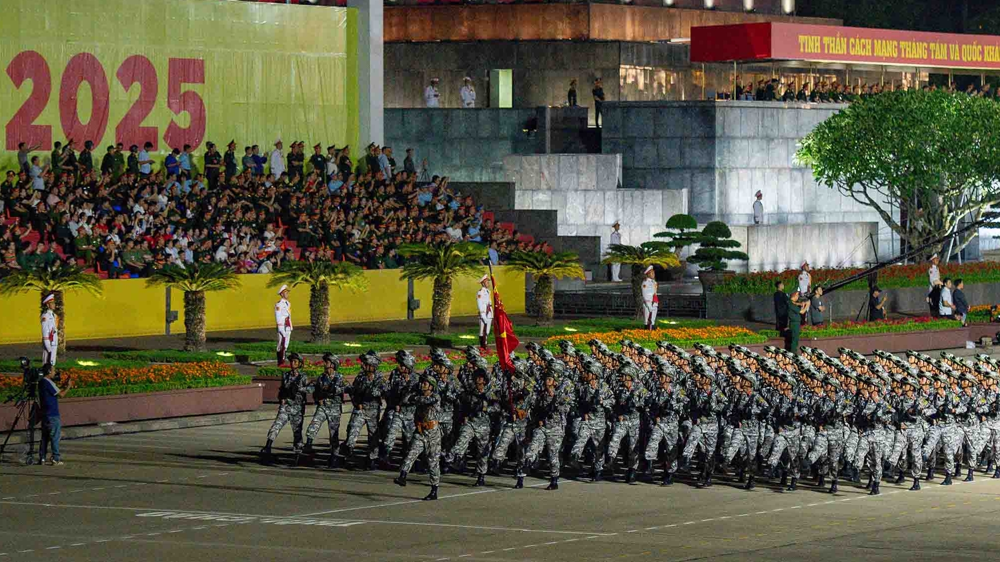 Những lợi thế khi xem diễu binh, diễu hành tại nhà