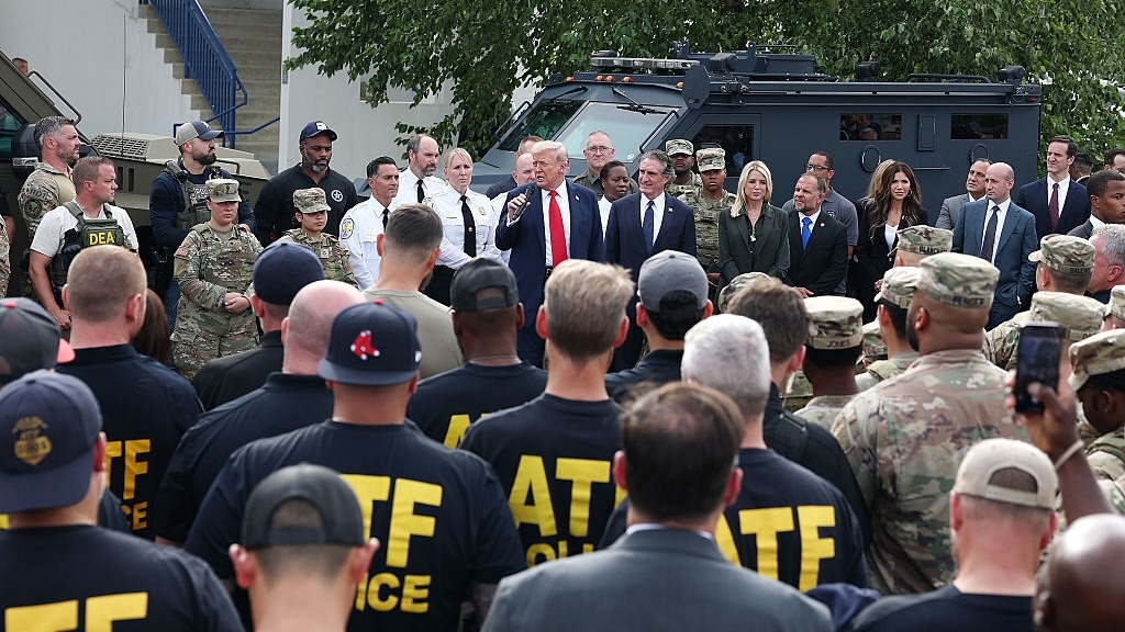 Tổng thống Mỹ Donald Trump 'thân chinh' đi tuần tra thủ đô