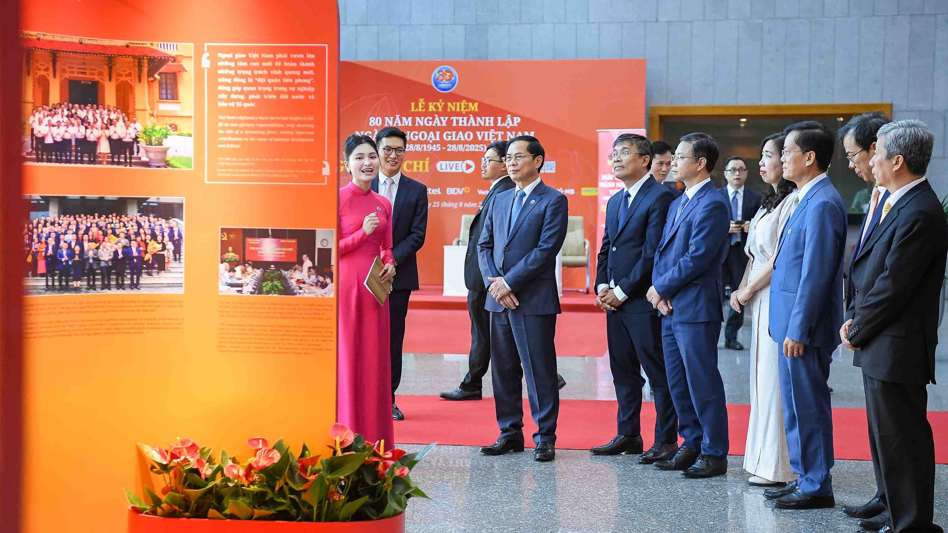 Khai mạc Triển lãm tôn vinh nền ngoại giao bản lĩnh, mềm dẻo, kiên cường