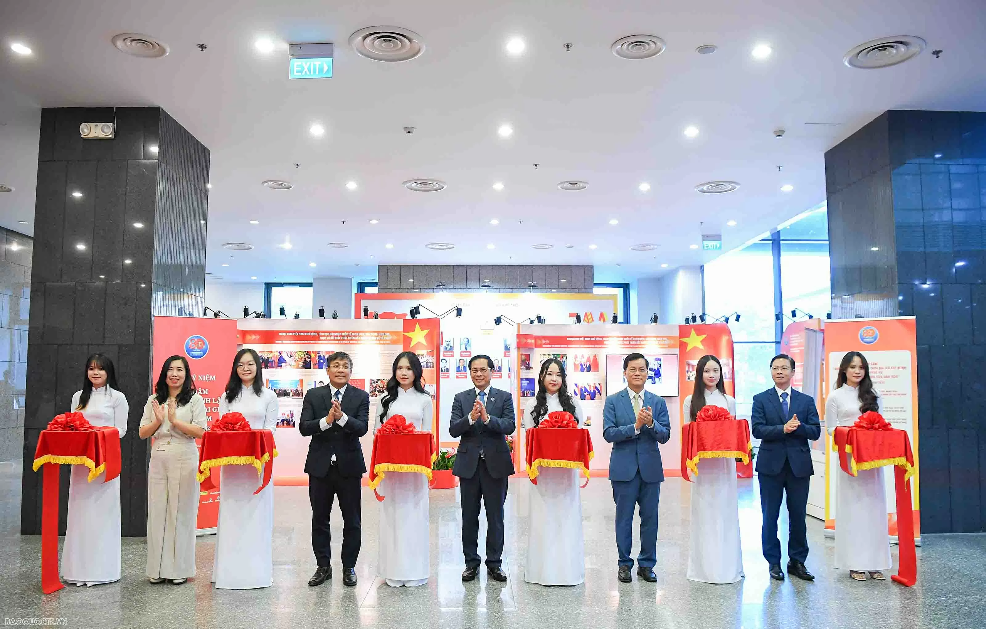 Khai mạc Triển lãm tôn vinh nền ngoại giao bản lĩnh, mềm dẻo, kiên cường Khai mạc Triển lãm tôn vinh nền ngoại giao bản lĩnh, mềm dẻo, kiên cường