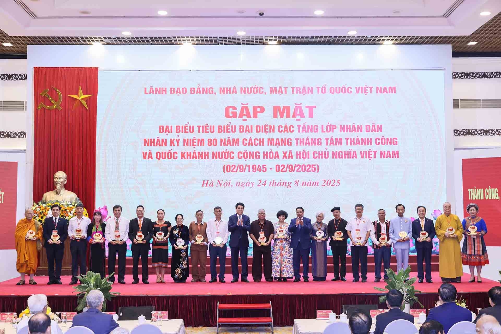 Doanh nhân Đỗ Quang Hiển được vinh danh nhờ đóng góp cho cộng đồng