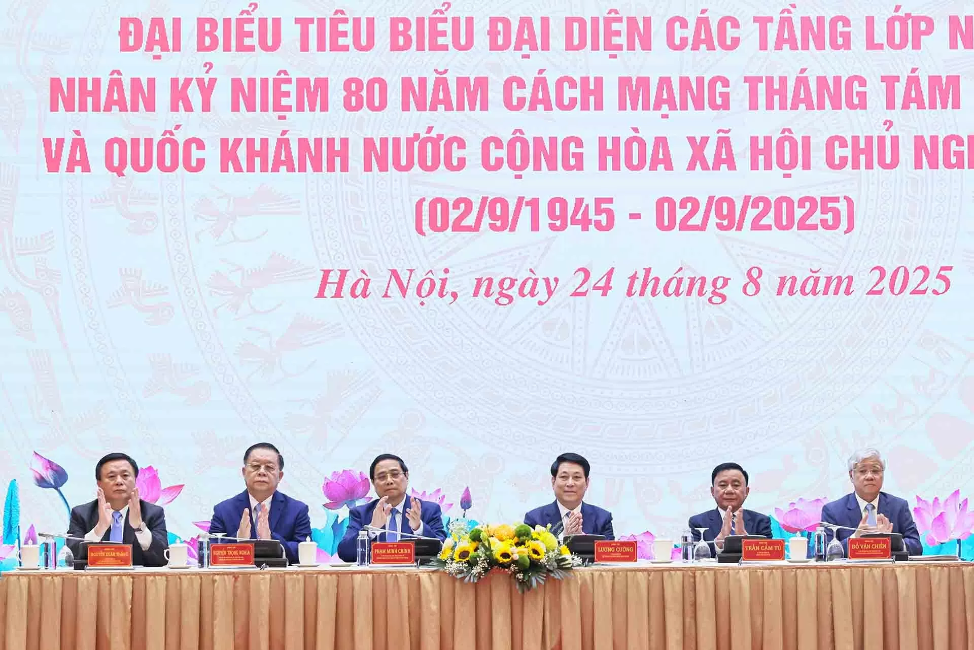 Doanh nhân Đỗ Quang Hiển được vinh danh xuất sắc đóng góp cho cộng đồng Doanh nhân Đỗ Quang Hiển được vinh danh xuất sắc đóng góp cho cộng đồng