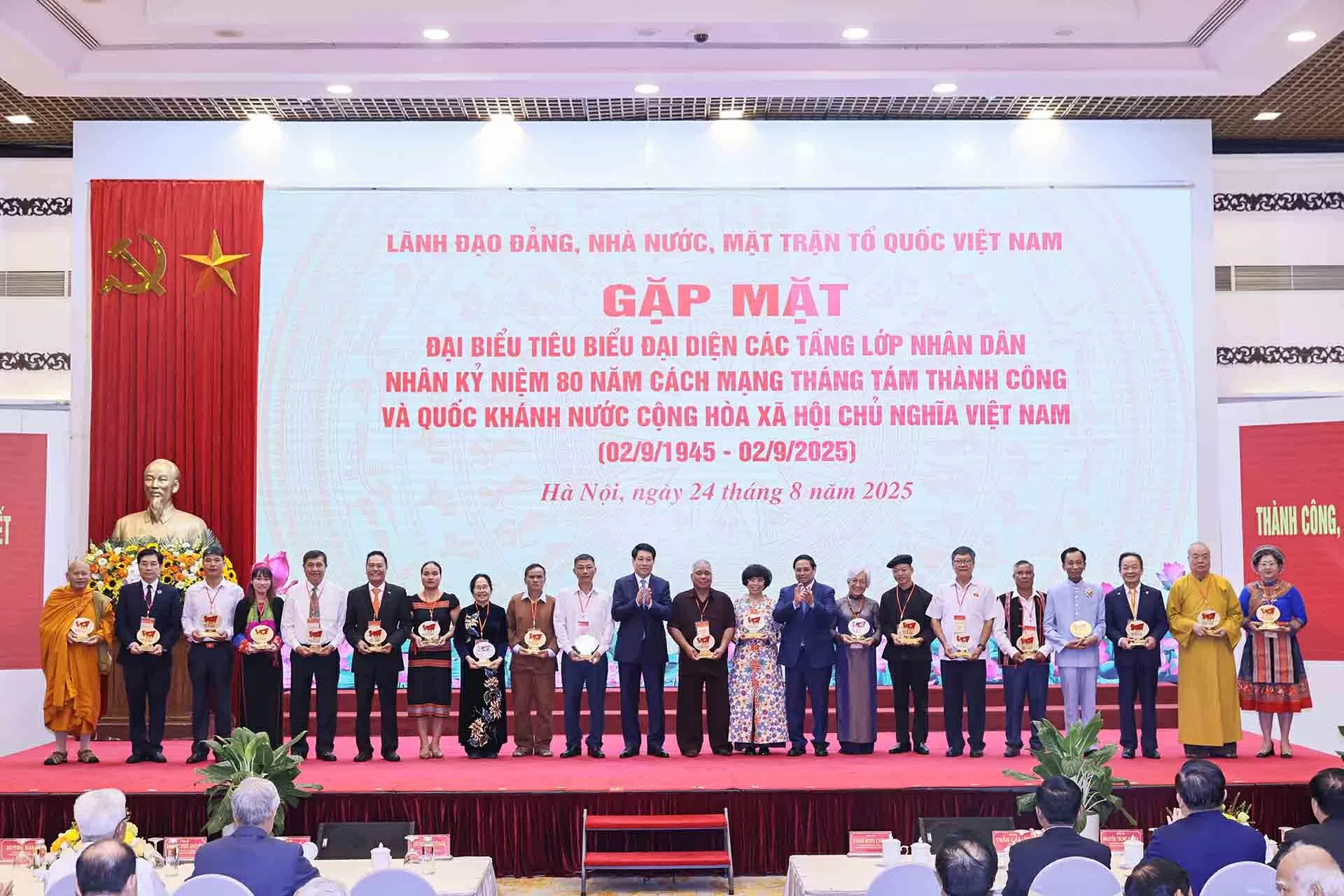 Doanh nhân Đỗ Quang Hiển được vinh danh xuất sắc đóng góp cho cộng đồng Doanh nhân Đỗ Quang Hiển được vinh danh xuất sắc đóng góp cho cộng đồng