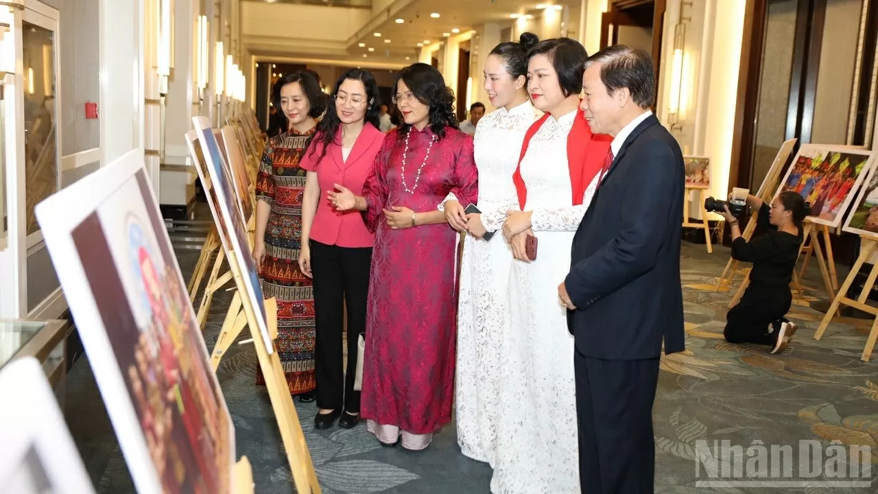 Các đại biểu xem tranh ảnh trưng bày tại chương trình. (Ảnh: KHÁNH LAN) Các đại biểu xem tranh ảnh trưng bày tại chương trình. (Ảnh: KHÁNH LAN)