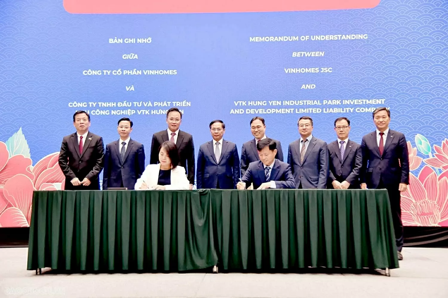 Lễ ký kết biên bản ghi nhớ hợp tác giữa doanh nghiệp Hàn Quốc và Việt Nam tại Hội nghị “Gặp gỡ Hàn Quốc 2025” do Bộ Ngoại giao phối hợp với Đại sứ quán Hàn Quốc tại Việt Nam và UBND tỉnh Hưng Yên tổ chức tại Khu đô thị Ecopak (Văn Giang), ngày 14/5/2025. Lễ ký kết biên bản ghi nhớ hợp tác giữa doanh nghiệp Hàn Quốc và Việt Nam tại Hội nghị “Gặp gỡ Hàn Quốc 2025” do Bộ Ngoại giao phối hợp với Đại sứ quán Hàn Quốc tại Việt Nam và UBND tỉnh Hưng Yên tổ chức tại Khu đô thị Ecopak (Văn Giang), ngày 14/5/2025.