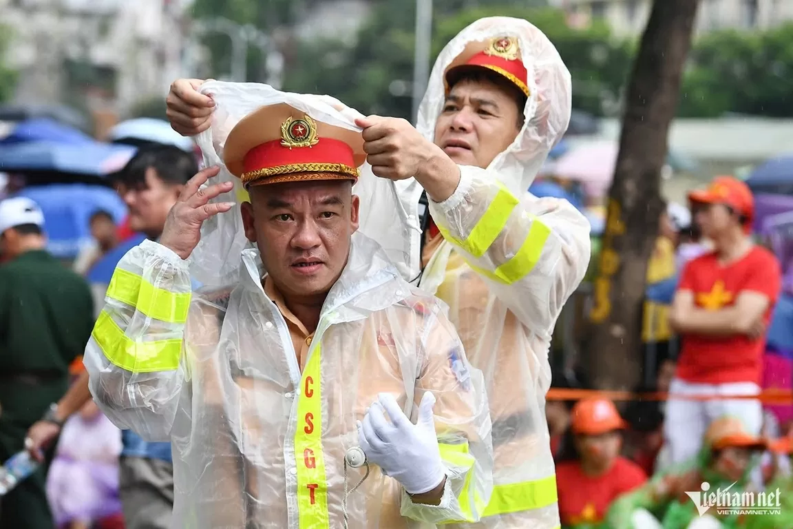Người người, nhà nhà đội mưa chờ xem tổng hợp luyện diễu binh, diễu hành lần 2