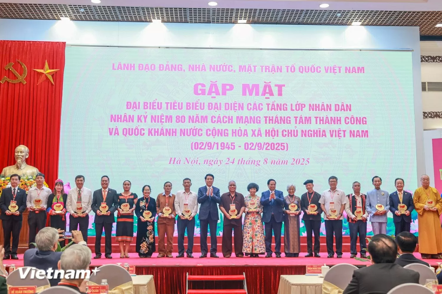 Lãnh đạo Đảng, Nhà nước đã gặp mặt 300 đại biểu tiêu biểu đến từ 34 tỉnh, thành phố đại diện các tầng lớp Nhân dân nhân kỷ niệm 80 năm Cách mạng Tháng tám và Quốc khánh 2/9. (Ảnh: Hoài Nam/Vietnam+)