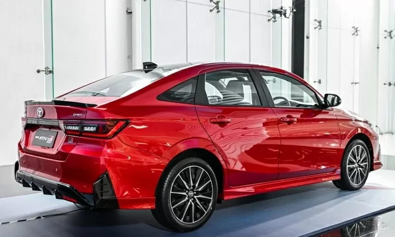 Toyota Yaris Ativ HEV được bổ sung các chi tiết nhận diện dòng hybrid như logo Toyota viền xanh lam và huy hiệu “HEV” ở đuôi xe. Toyota Yaris Ativ HEV được bổ sung các chi tiết nhận diện dòng hybrid như logo Toyota viền xanh lam và huy hiệu “HEV” ở đuôi xe.