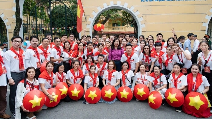 Thứ trưởng Lê Thị Thu Hằng thăm, động viên đoàn kiều bào tham gia diễu hành kỷ niệm Quốc khánh