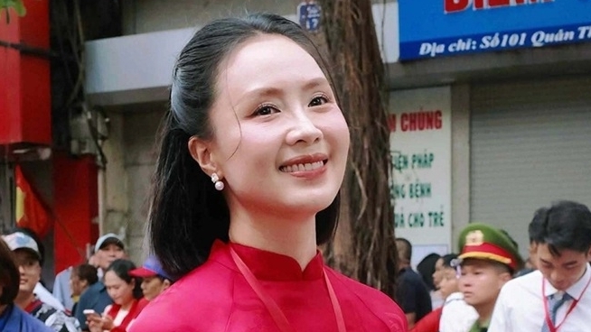 Dàn diễn viên nữ với trang phục áo dài ngày hợp luyện A80