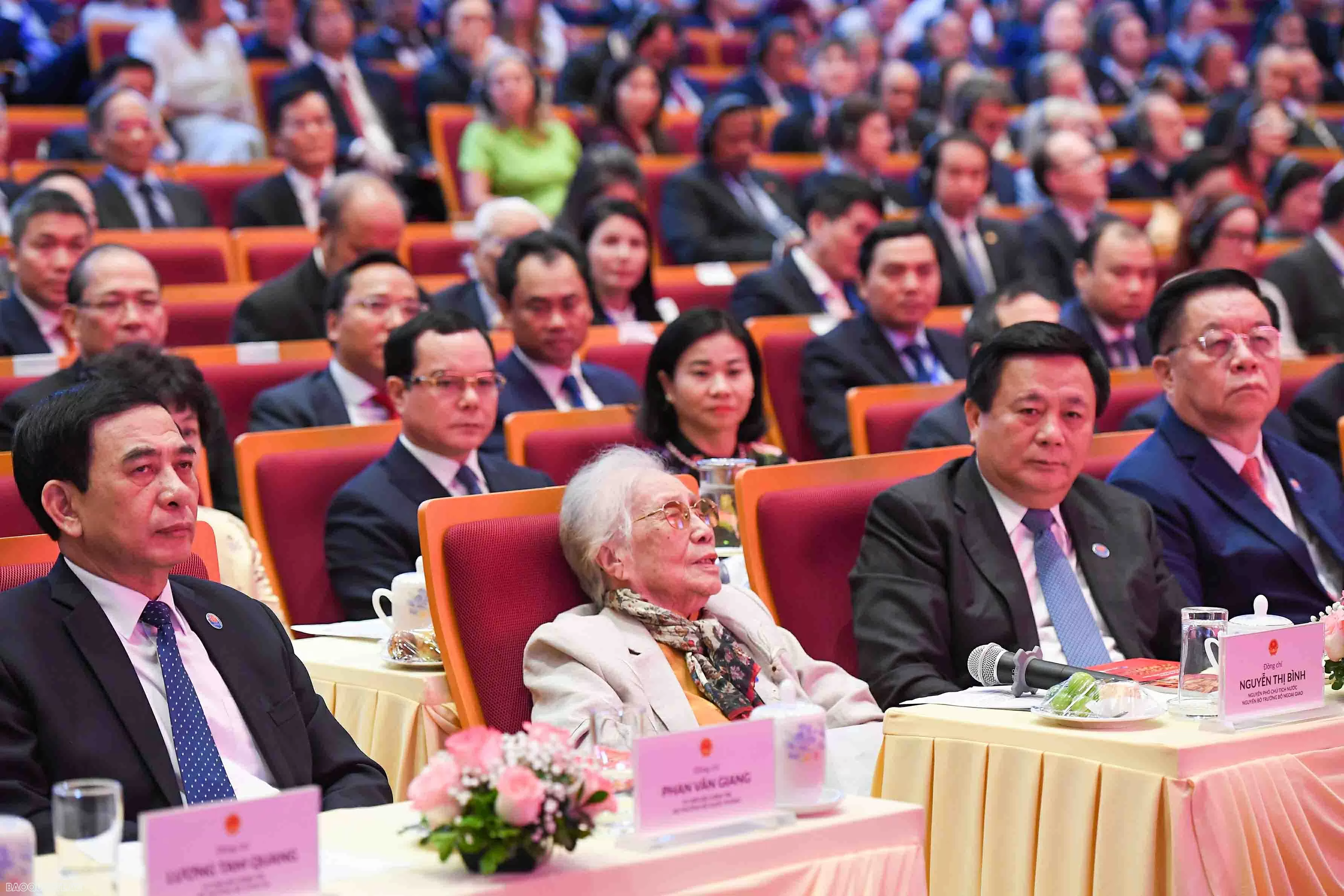 Tổng Bí thư Tô Lâm trao tặng bà Nguyễn Thị Bình danh hiệu Anh hùng Lao động Tổng Bí thư Tô Lâm trao tặng bà Nguyễn Thị Bình danh hiệu Anh hùng Lao động