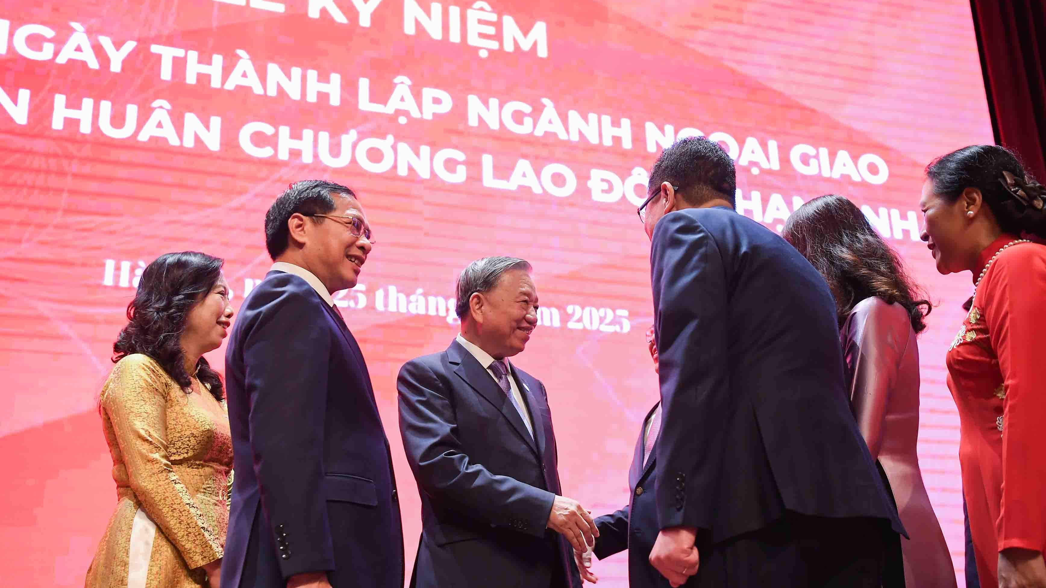 80 năm ngoại giao Việt Nam: Những 'cổ thụ' che mát 'mầm xanh'