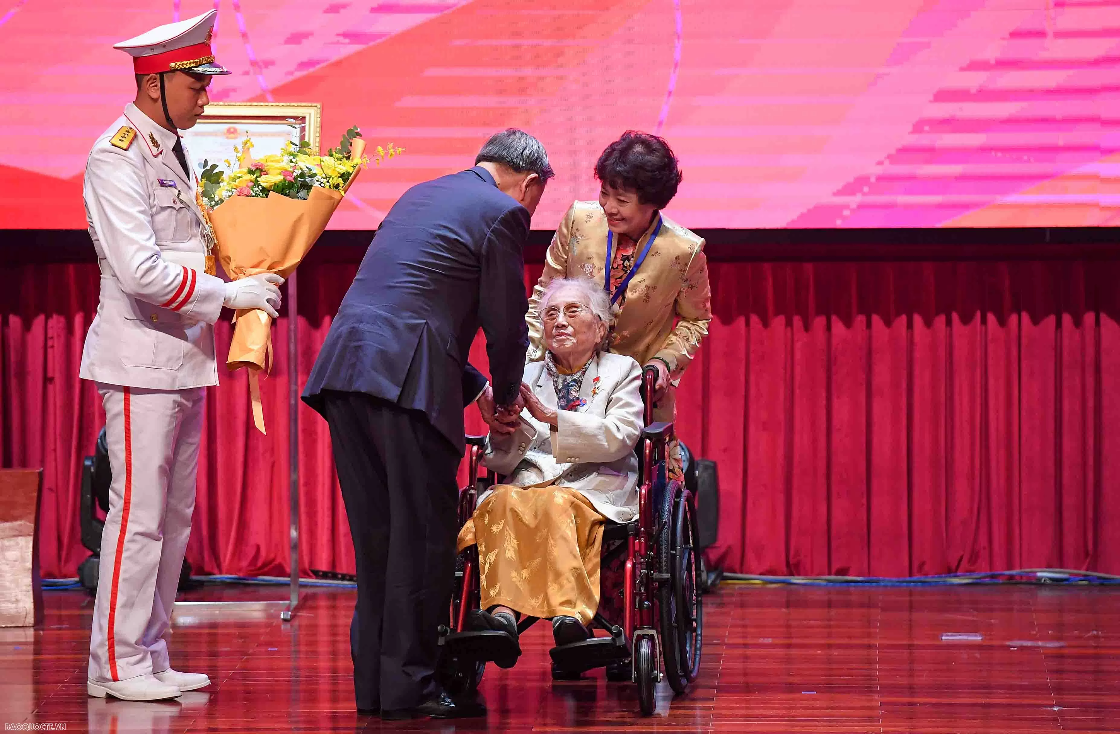 Tổng Bí thư Tô Lâm trao tặng bà Nguyễn Thị Bình danh hiệu Anh hùng Lao động Tổng Bí thư Tô Lâm trao tặng bà Nguyễn Thị Bình danh hiệu Anh hùng Lao động