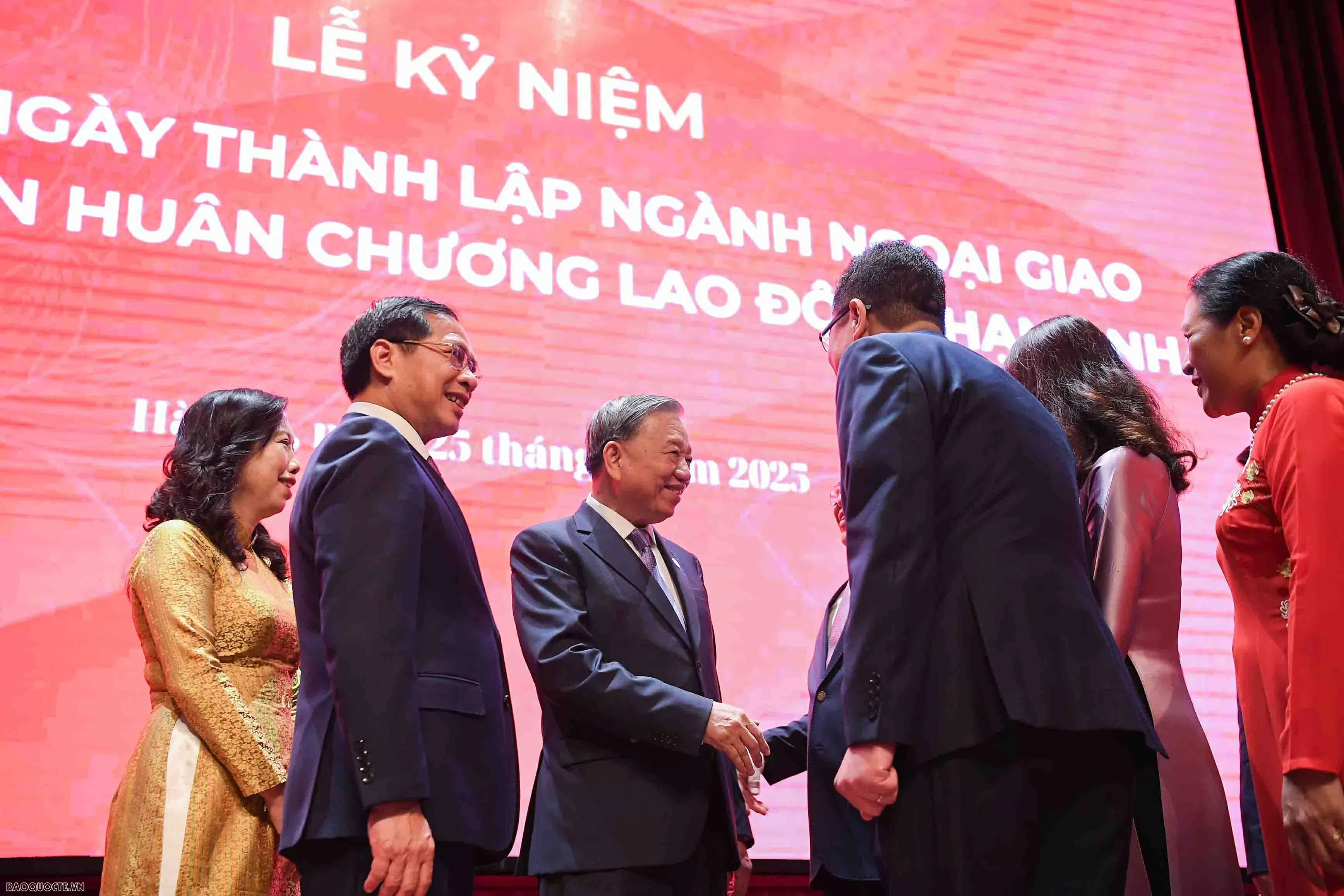 Các đại biểu tham dự Lễ kỷ niệm chụp ảnh lưu niệm. (Ảnh: Nguyễn Hồng) Các đại biểu tham dự Lễ kỷ niệm chụp ảnh lưu niệm. (Ảnh: Nguyễn Hồng)