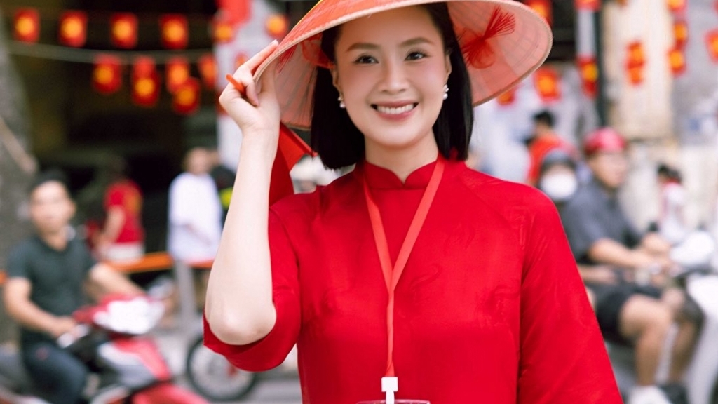 Sao Việt: Hồng Diễm dịu dàng trong tà áo dài, Hòa Minzy dễ thương với nón lá