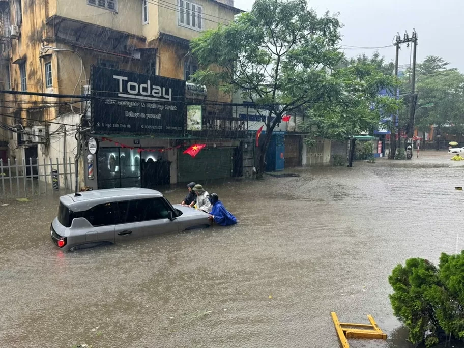 Mưa lớn do ảnh hưởng bão số 5, Hà Nội ngập lụt diện rộng