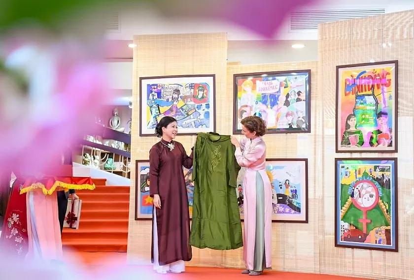 Ngoại giao văn hóa: “Vũ khí tâm công” chạm đến trái tim bạn bè quốc tế Ngoại giao văn hóa: 'Vũ khí tâm công' chạm đến trái tim bạn bè quốc tế