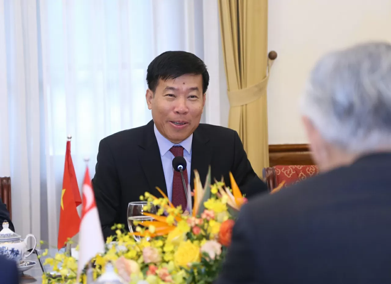 Thứ trưởng Ngoại giao Nguyễn Mạnh Cường hoan nghênh và đề nghị Singapore ưu tiên mở rộng đi đôi với nâng cấp mạng lưới các khu công nghiệp Việt Nam – Singapore thế hệ 2 . (Ảnh: Thành Long) Thứ trưởng Ngoại giao Nguyễn Mạnh Cường hoan nghênh và đề nghị Singapore ưu tiên mở rộng đi đôi với nâng cấp mạng lưới các khu công nghiệp Việt Nam – Singapore thế hệ 2 . (Ảnh: Thành Long)