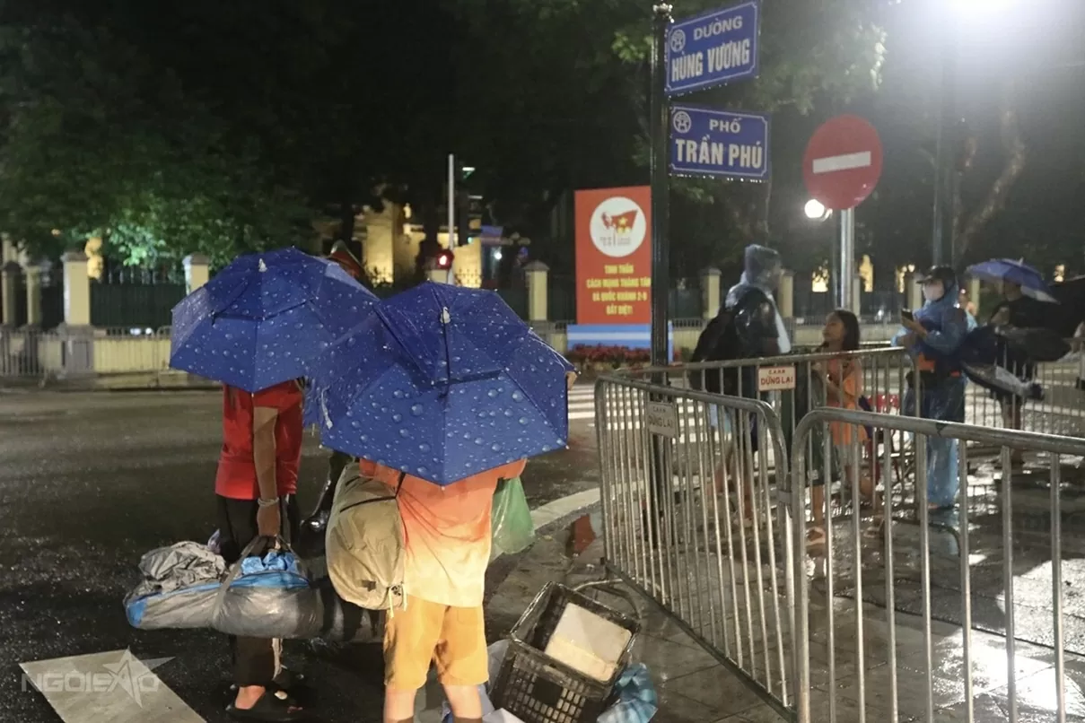 Người dân trải chiếu, đội mưa từ đêm đến sáng sớm để giữ chỗ xem sơ duyệt diễu binh, diễu hành Đại lễ A80 Người dân trải chiếu, đội mưa từ đêm đến sáng sớm để giữ chỗ xem sơ duyệt diễu binh, diễu hành Đại lễ A80