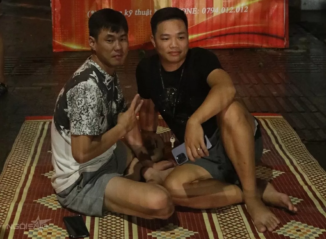 Người dân trải chiếu, đội mưa từ đêm đến sáng sớm để giữ chỗ xem sơ duyệt diễu binh, diễu hành Đại lễ A80 Người dân trải chiếu, đội mưa từ đêm đến sáng sớm để giữ chỗ xem sơ duyệt diễu binh, diễu hành Đại lễ A80