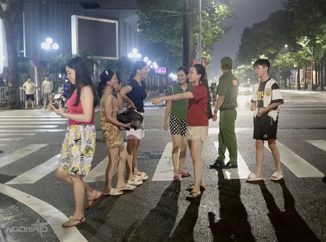 Người dân trải chiếu, đội mưa từ đêm đến sáng sớm để giữ chỗ xem sơ duyệt diễu binh diễu hành Đại lễ A80 Người dân trải chiếu, đội mưa từ đêm đến sáng sớm để giữ chỗ xem sơ duyệt diễu binh diễu hành Đại lễ A80