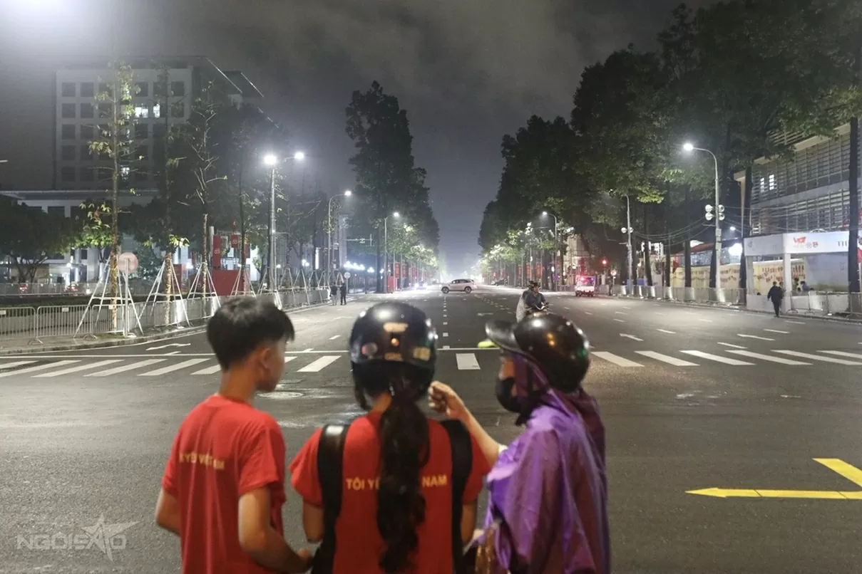 Người dân trải chiếu, đội mưa từ đêm đến sáng sớm để giữ chỗ xem sơ duyệt diễu binh, diễu hành Đại lễ A80 Người dân trải chiếu, đội mưa từ đêm đến sáng sớm để giữ chỗ xem sơ duyệt diễu binh, diễu hành Đại lễ A80