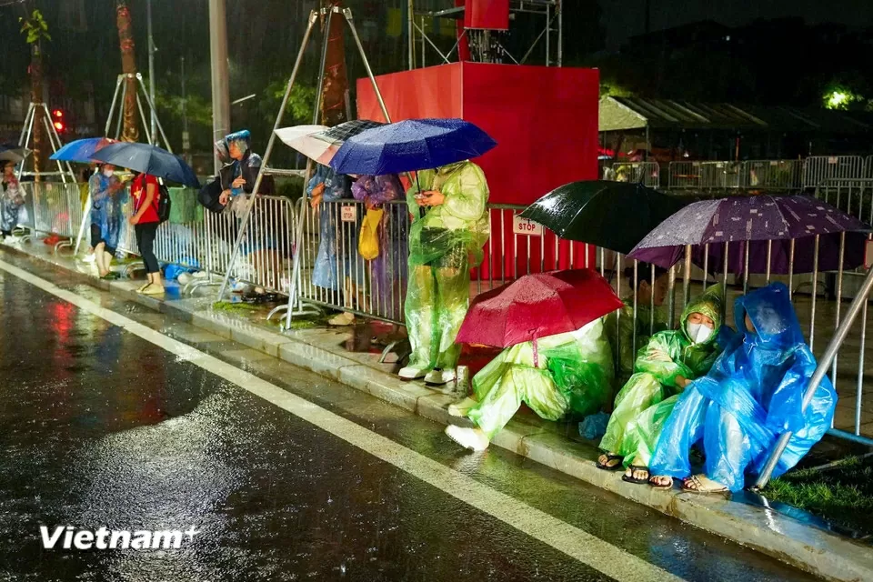 Người dân trải chiếu, đội mưa từ đêm đến sáng sớm để giữ chỗ xem sơ duyệt diễu binh, diễu hành Đại lễ A80