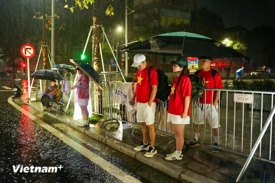 Người dân trải chiếu, đội mưa từ đêm đến sáng sớm để giữ chỗ xem sơ duyệt diễu binh, diễu hành Đại lễ A80