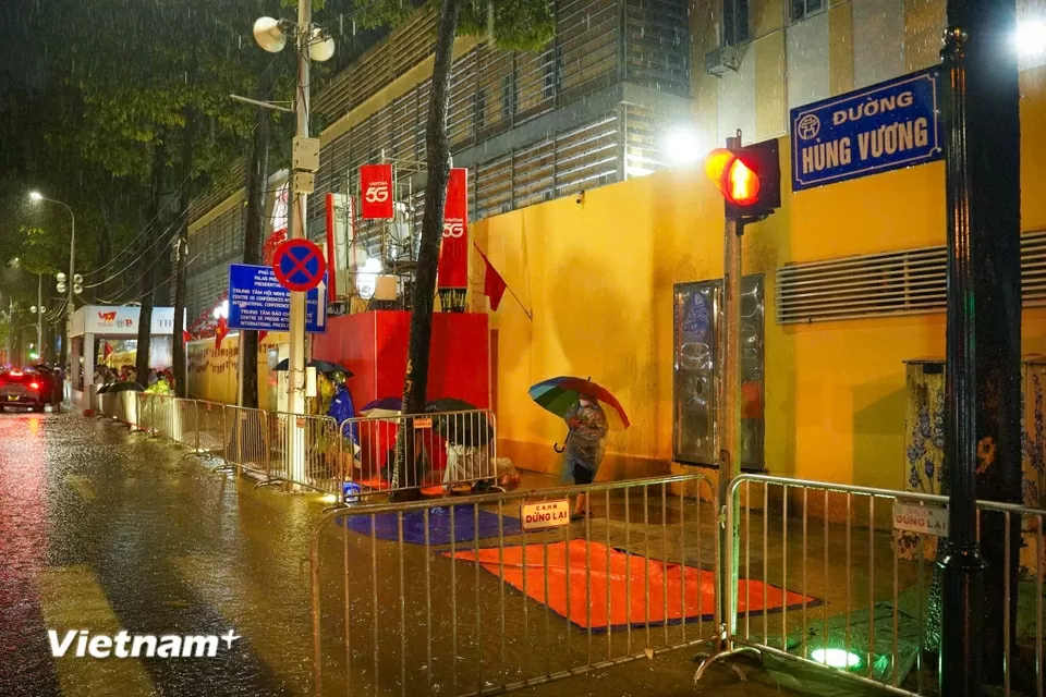 Người dân trải chiếu, đội mưa từ đêm đến sáng sớm để giữ chỗ xem sơ duyệt diễu binh, diễu hành Đại lễ A80 Người dân trải chiếu, đội mưa từ đêm đến sáng sớm để giữ chỗ xem sơ duyệt diễu binh, diễu hành Đại lễ A80