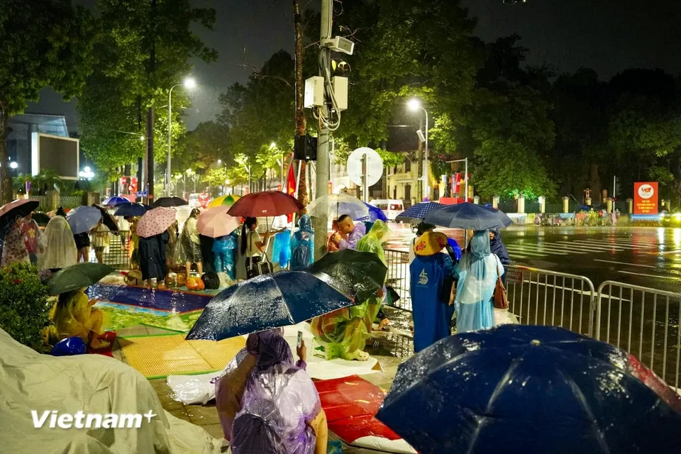 Người dân trải chiếu, đội mưa từ đêm đến sáng sớm để giữ chỗ xem sơ duyệt diễu binh, diễu hành Đại lễ A80 Người dân trải chiếu, đội mưa từ đêm đến sáng sớm để giữ chỗ xem sơ duyệt diễu binh, diễu hành Đại lễ A80