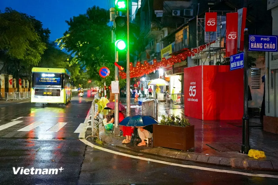 Người dân trải chiếu, đội mưa từ đêm đến sáng sớm để giữ chỗ xem sơ duyệt diễu binh, diễu hành Đại lễ A80