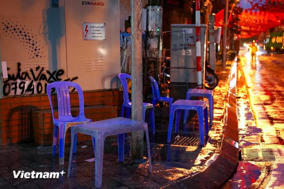 Người dân trải chiếu, đội mưa từ đêm đến sáng sớm để giữ chỗ xem sơ duyệt diễu binh, diễu hành Đại lễ A80 Người dân trải chiếu, đội mưa từ đêm đến sáng sớm để giữ chỗ xem sơ duyệt diễu binh, diễu hành Đại lễ A80