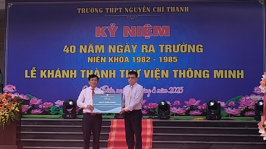 NXB Giáo dục Việt Nam tặng hơn 1.000 sách cho Trường THPT Nguyễn Chí Thanh