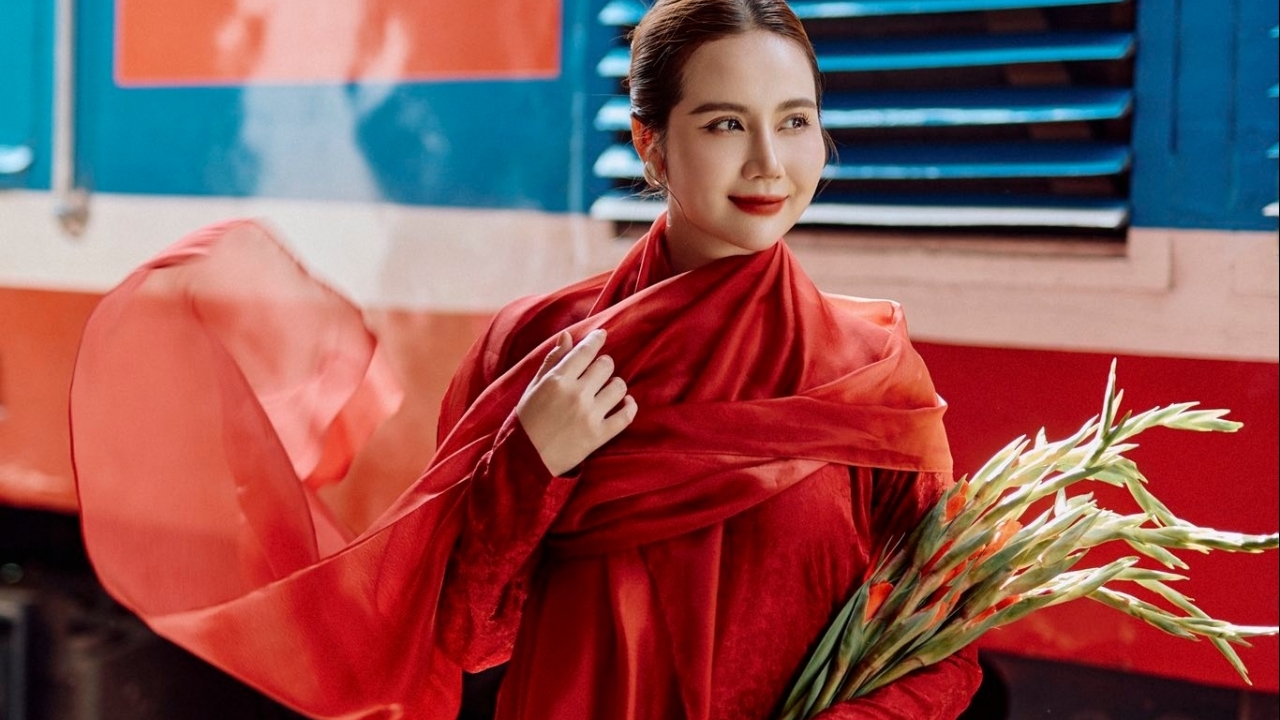 Chiêm ngưỡng bộ ảnh đầy cảm xúc của diễn viên Phan Minh Huyền trước thềm Quốc khánh 2/9