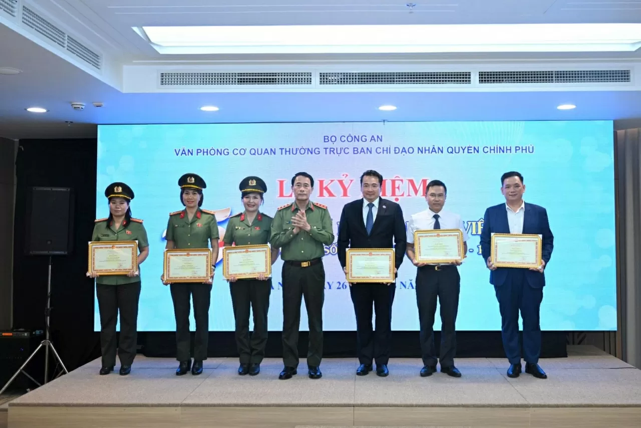 Thứ trưởng Lê Quốc Hùng trao Bằng khen của Bộ Công an tặng các tập thể, cá nhân có thành tích xuất sắc trong công tác nhân quyền. Thứ trưởng Lê Quốc Hùng trao Bằng khen của Bộ Công an tặng các tập thể, cá nhân có thành tích xuất sắc trong công tác nhân quyền.