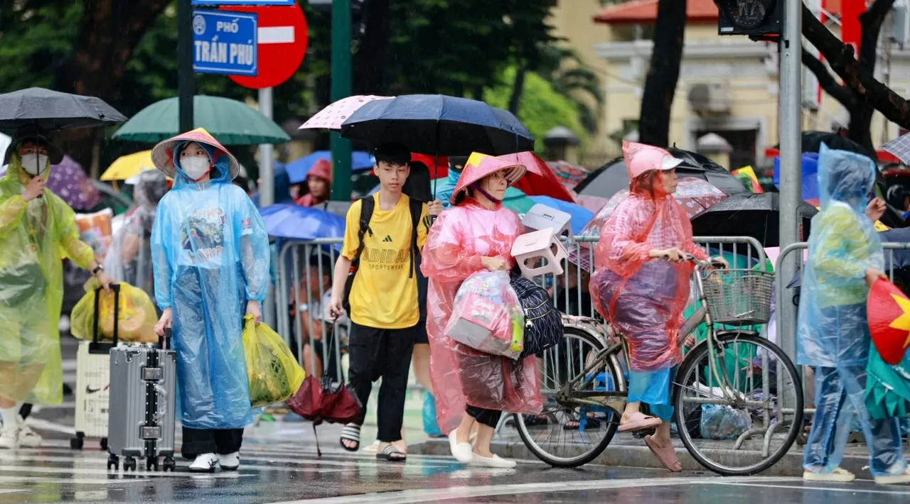 Người dân đổ về Ba Đình chờ xem sơ duyệt diễu binh, diễu hành tối nay Người dân đổ về Ba Đình chờ xem sơ duyệt diễu binh, diễu hành tối nay