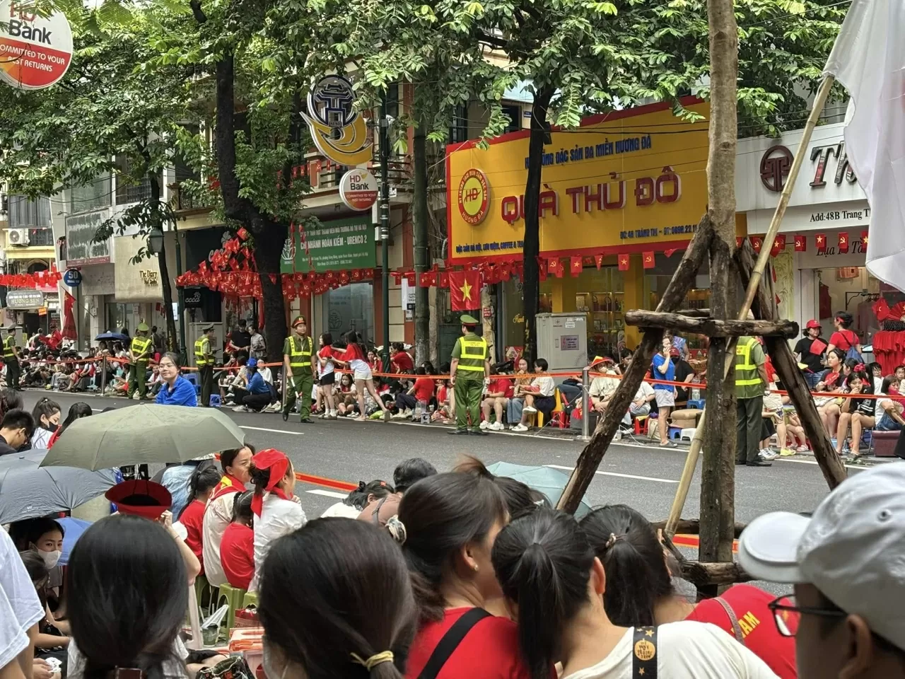 Người dân đổ về Ba Đình chờ xem sơ duyệt diễu binh, diễu hành tối nay