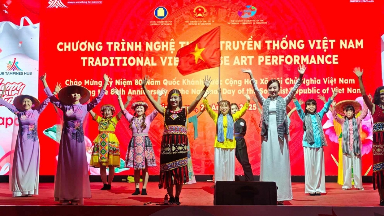 Đêm nghệ thuật truyền thống phục vụ cộng đồng người Việt tại Singapore
