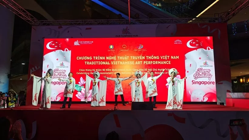 Đêm nghệ thuật truyền thống phục vụ cộng đồng tại Singapore Đêm nghệ thuật truyền thống phục vụ cộng đồng người Việt tại Singapore