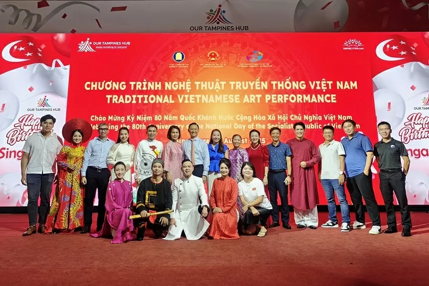 Đêm nghệ thuật truyền thống phục vụ cộng đồng người Việt tại Singapore