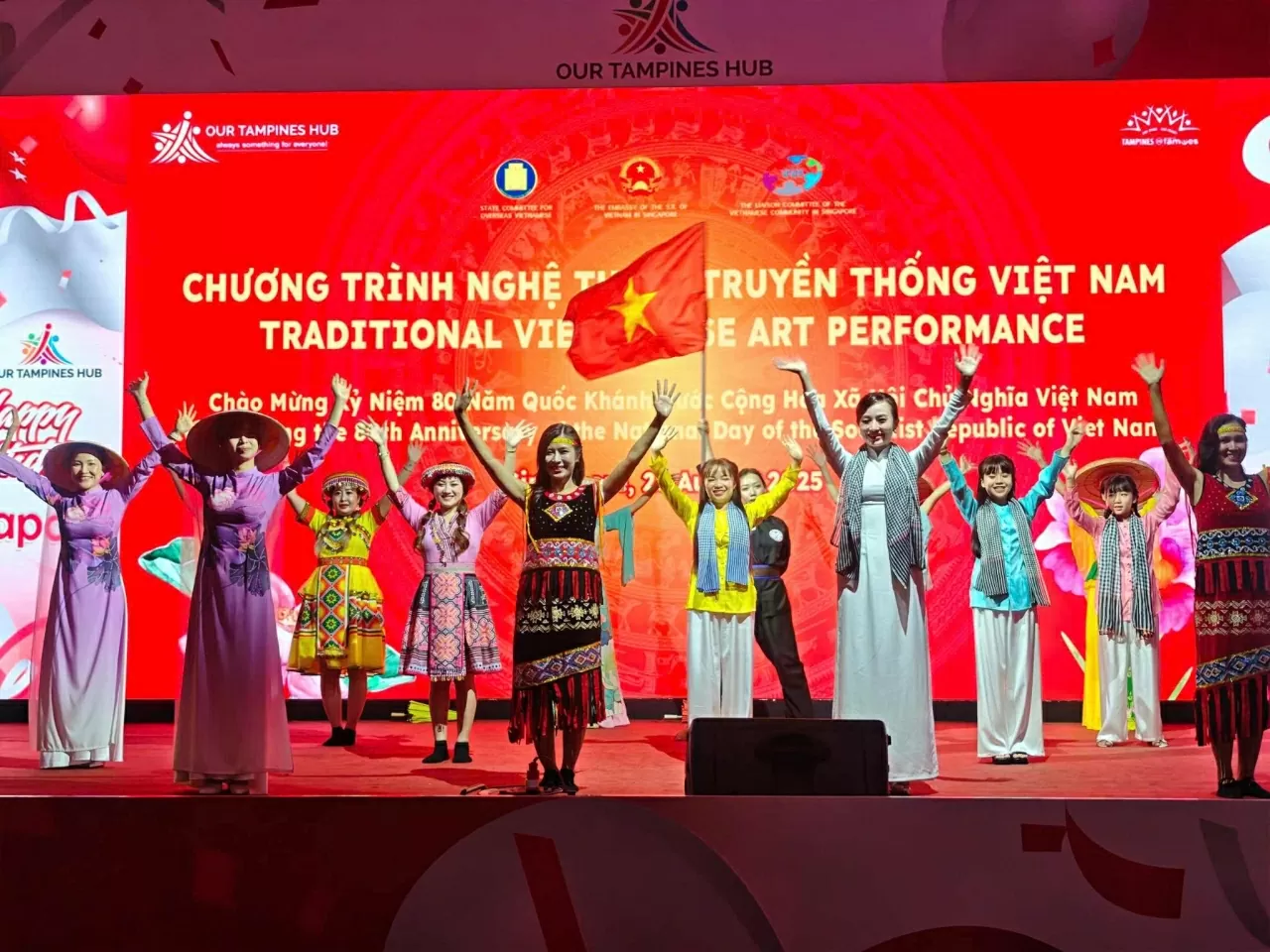 Đêm nghệ thuật truyền thống phục vụ cộng đồng tại Singapore Đêm nghệ thuật truyền thống phục vụ cộng đồng người Việt tại Singapore