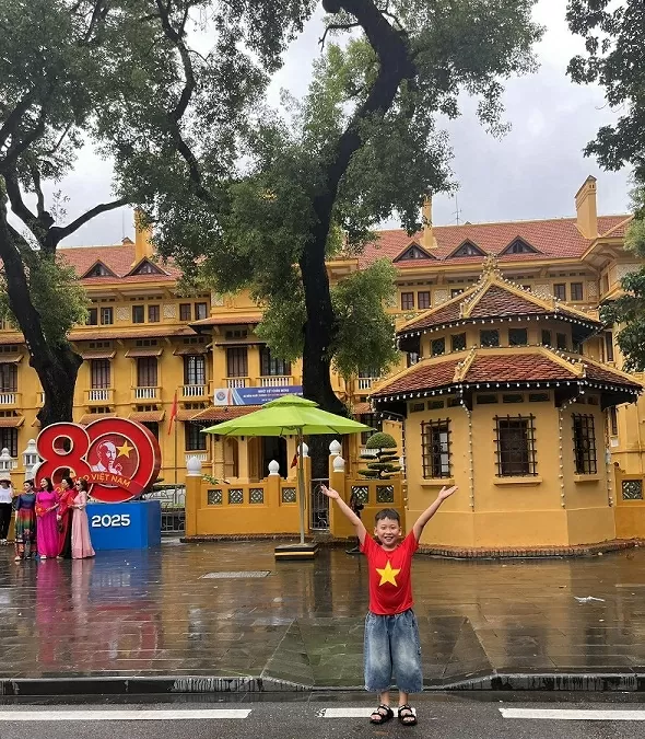 Người dân đổ về Ba Đình chờ xem sơ duyệt diễu binh, diễu hành tối nay