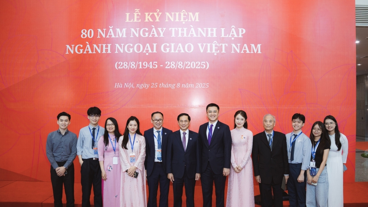 Cái gốc của nhà ngoại giao thế hệ mới