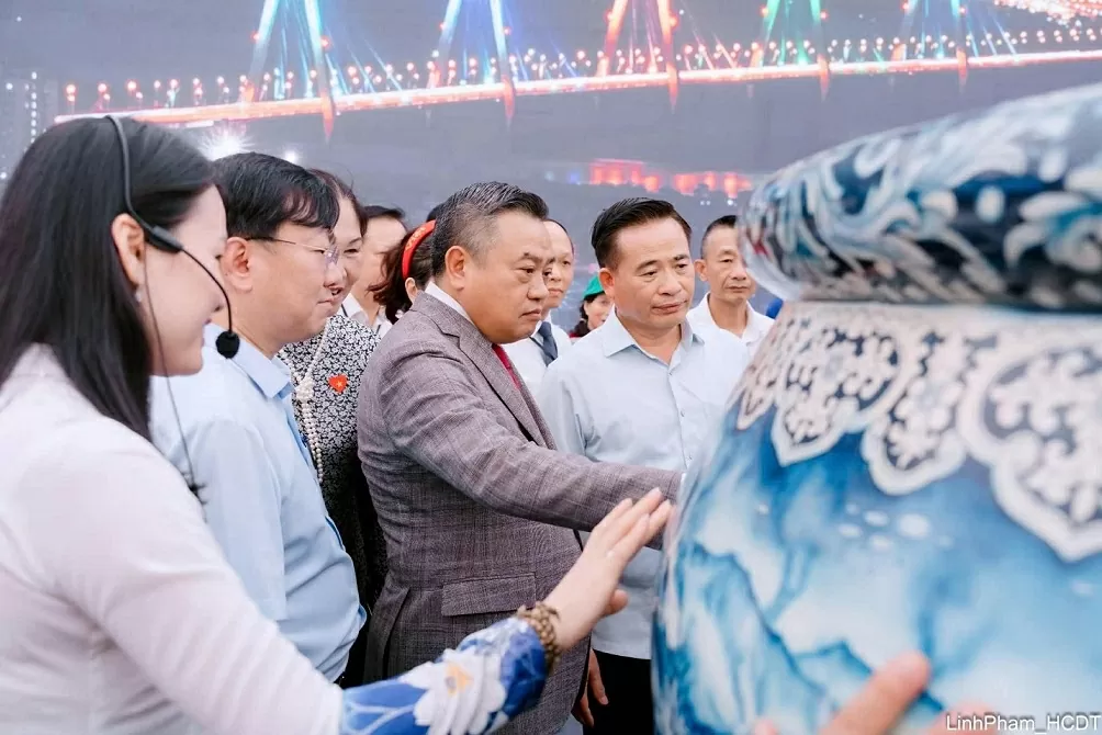 Chủ tịch UBND Thành phố Trần Sỹ Thanh tham quan Không gian truyền thống và sáng tạo Hà Nội 2025 Chủ tịch UBND Thành phố Trần Sỹ Thanh tham quan Không gian truyền thống và sáng tạo Hà Nội 2025