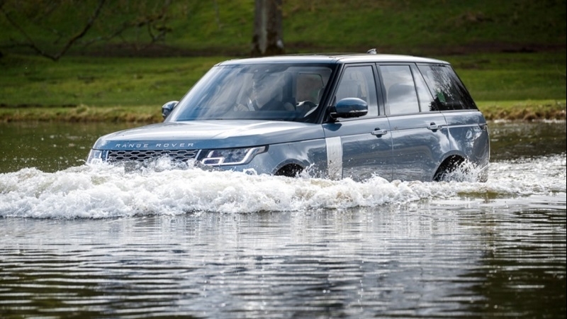 Top những mẫu ô tô có khả năng lội nước tốt nhất tại Việt Nam