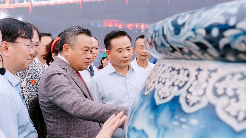 Chủ tịch UBND Thành phố Trần Sỹ Thanh tham quan Không gian truyền thống và sáng tạo Hà Nội 2025