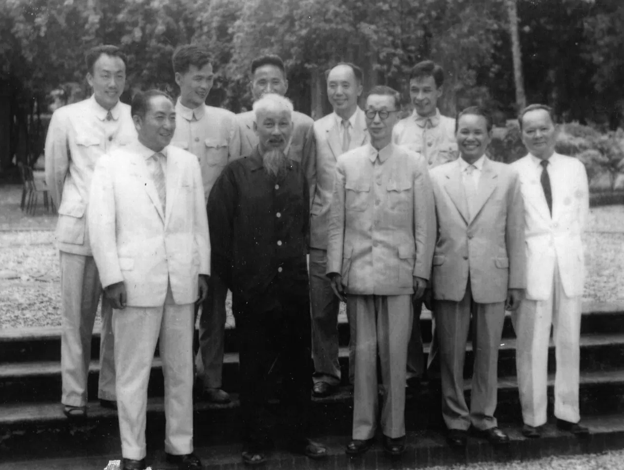 Chủ tịch Hồ Chí Minh tiếp đoàn đại biểu Hội Trung - Việt hữu hảo do đồng chí Dương Tư Phong, Ủy viên Ban Chấp hành Trung ương Đảng Cộng sản Trung Quốc, Chủ tịch Hội Trung - Việt hữu hảo dẫn đầu sang thăm hữu nghị Việt Nam (1966). Chủ tịch Hồ Chí Minh tiếp đoàn đại biểu Hội Trung - Việt hữu hảo do đồng chí Dương Tư Phong, Ủy viên Ban Chấp hành Trung ương Đảng Cộng sản Trung Quốc, Chủ tịch Hội Trung - Việt hữu hảo dẫn đầu sang thăm hữu nghị Việt Nam (1966).