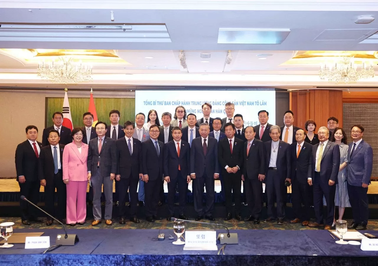 Tổng Bí thư Ban Chấp hành Trung ương Đảng Cộng sản Việt Nam Tô Lâm gặp những người bạn Hàn Quốc là đại diện của giới nhân sỹ, trí thức, hội đoàn, tổ chức nhân dân, doanh nghiệp và tổ chức phi chính phủ Hàn Quốc đang hoạt động tại Việt Nam nhân chuyến thăm cấp Nhà nước đến Hàn Quốc (8/2025). Tổng Bí thư Ban Chấp hành Trung ương Đảng Cộng sản Việt Nam Tô Lâm gặp những người bạn Hàn Quốc là đại diện của giới nhân sỹ, trí thức, hội đoàn, tổ chức nhân dân, doanh nghiệp và tổ chức phi chính phủ Hàn Quốc đang hoạt động tại Việt Nam nhân chuyến thăm cấp Nhà nước đến Hàn Quốc (8/2025).